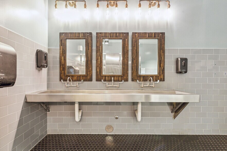 More Photos Of 340 Singleton Blvd, Dallas Restaurant For Lease