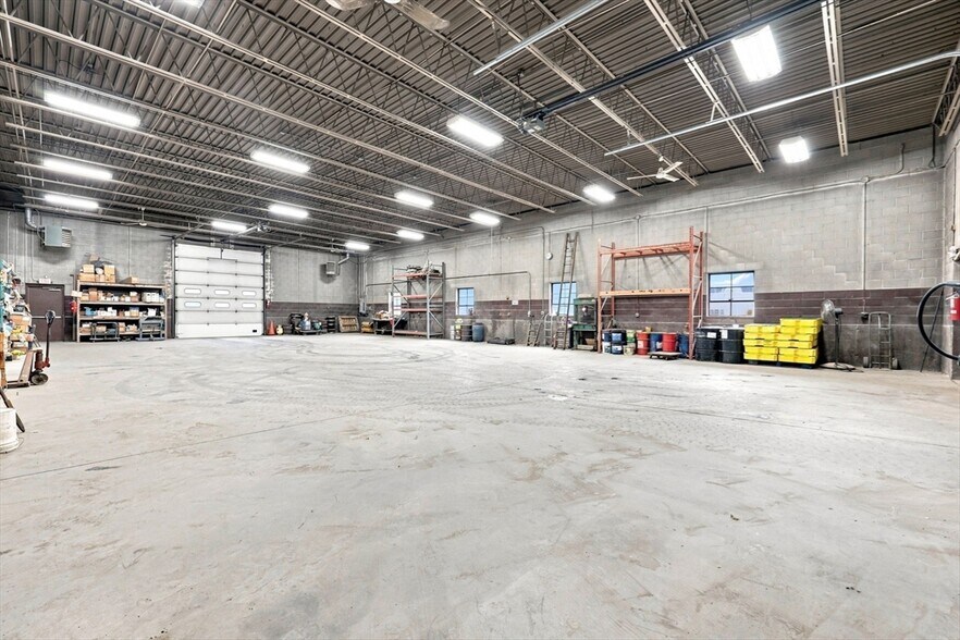 More Photos Of 97 Ramah Cir S, Agawam Auto Repair For Lease