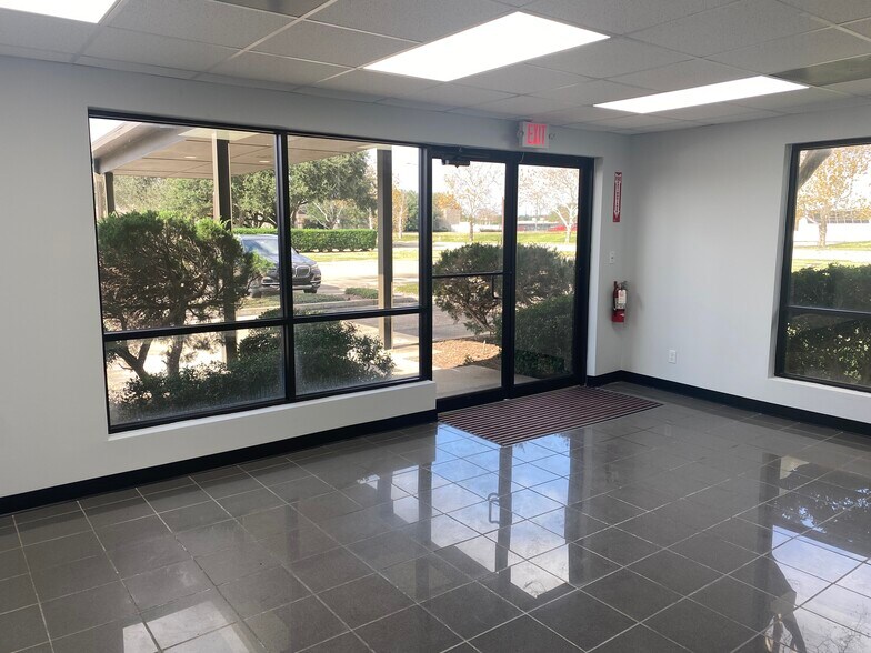 More Photos Of 10450 Corporate Dr, Sugar Land Manufacturing For Sale