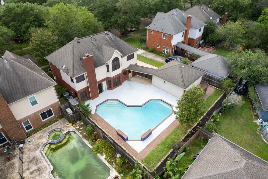 More Photos Of 124 Lake Point Dr, League City Specialty For Sale