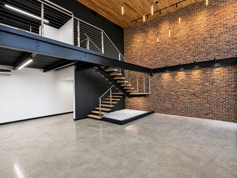 More Photos Of 410 E Church St, Lewisville Showroom For Sale