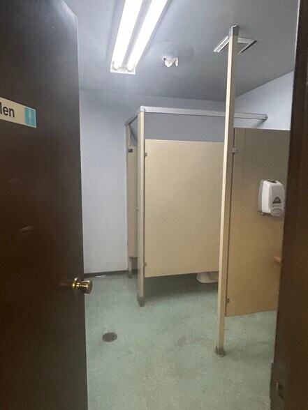 More Photos Of 1954 10 Av NW, Medicine Hat Warehouse For Sale