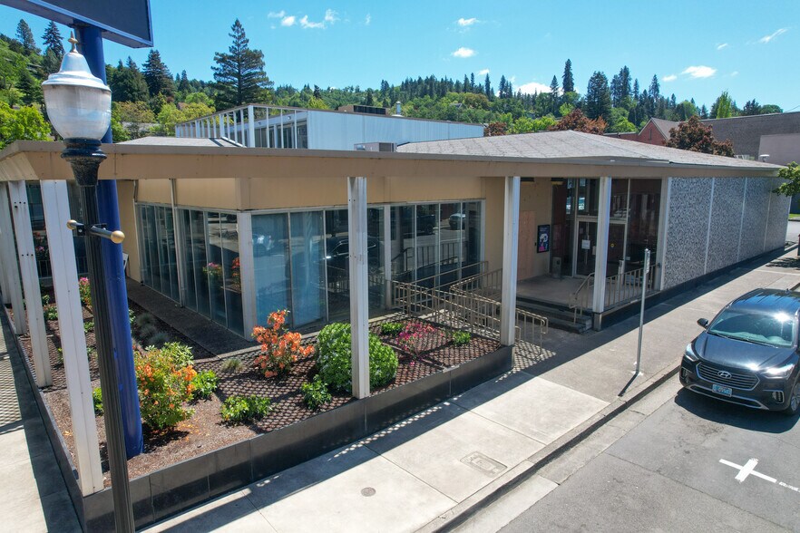 More Photos Of 619 SE Main St, Roseburg Bank For Lease