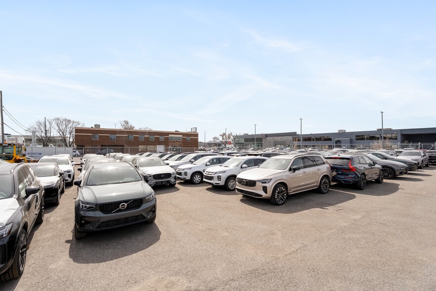 More Photos Of 4505 Boul Métropolitain E, Montréal Office For Sale