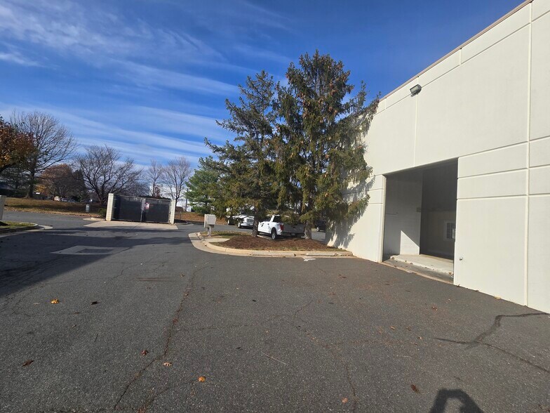 More Photos Of 44642 Guilford Dr, Ashburn Light Distribution For Lease