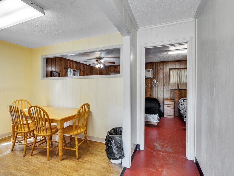 More Photos Of 280 Broken Arrow Marina, Livingston Hotel For Sale