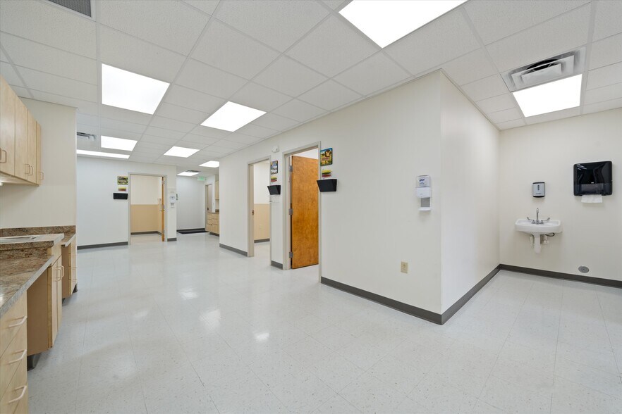 More Photos Of 114 Parliament Dr, Maryville Medical For Sale