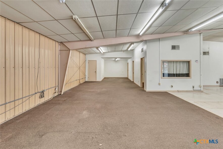 More Photos Of 306 N Wells St, Edna Office For Sale