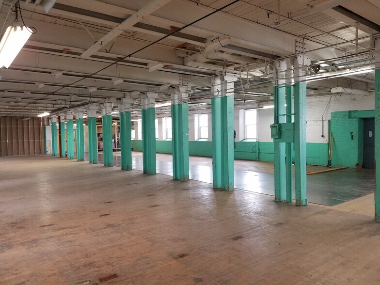 More Photos Of 302 N Water St, Newburgh Specialty For Lease
