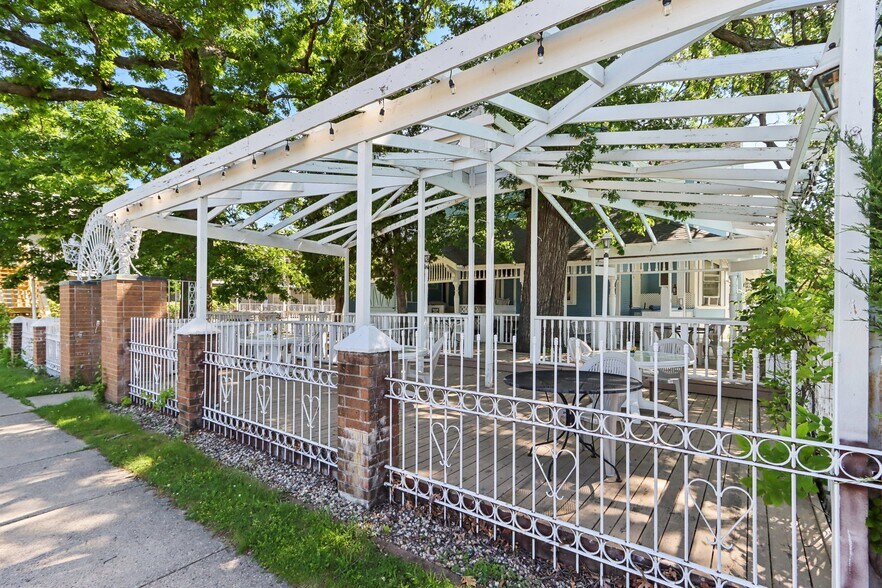 More Photos Of 910 River Rd, Wisconsin Dells Hotel For Sale