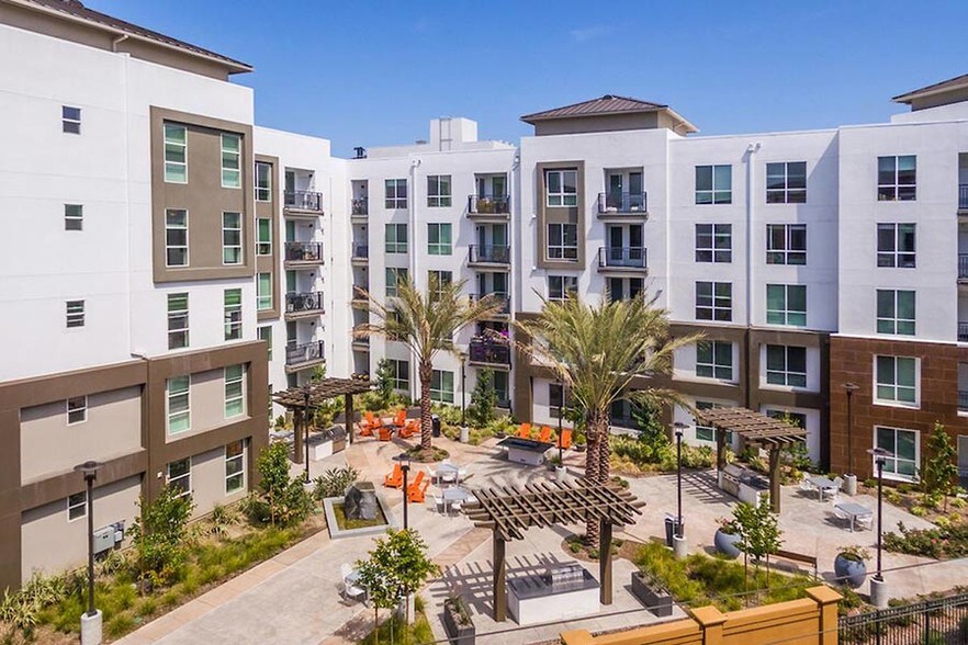 More Photos Of 808 W San Carlos St, San Jose Apartments For Lease