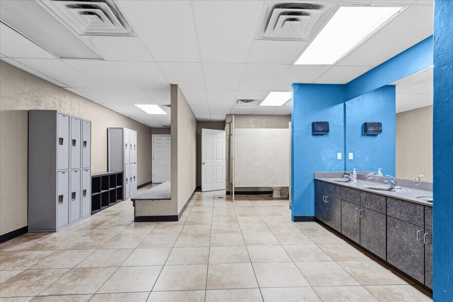 More Photos Of 15043 Main St, Alachua Showroom For Sale