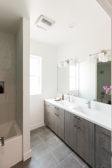 More Photos Of 14827 W Victory Blvd, Van Nuys Apartments For Sale