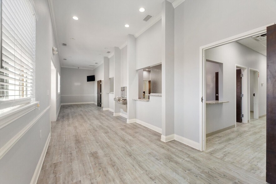 More Photos Of 105 Park Place Blvd, Davenport Medical For Sale