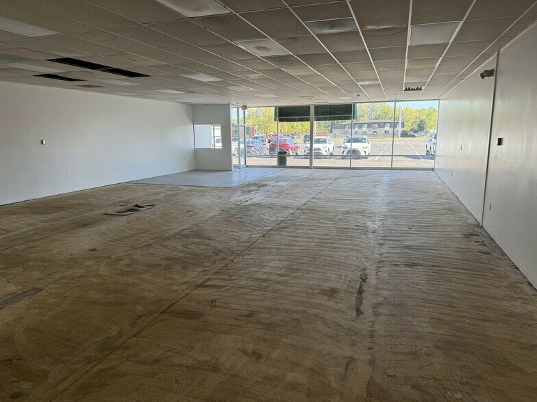 More Photos Of 37531-37605 Harper Rd, Clinton Township Storefront For Lease