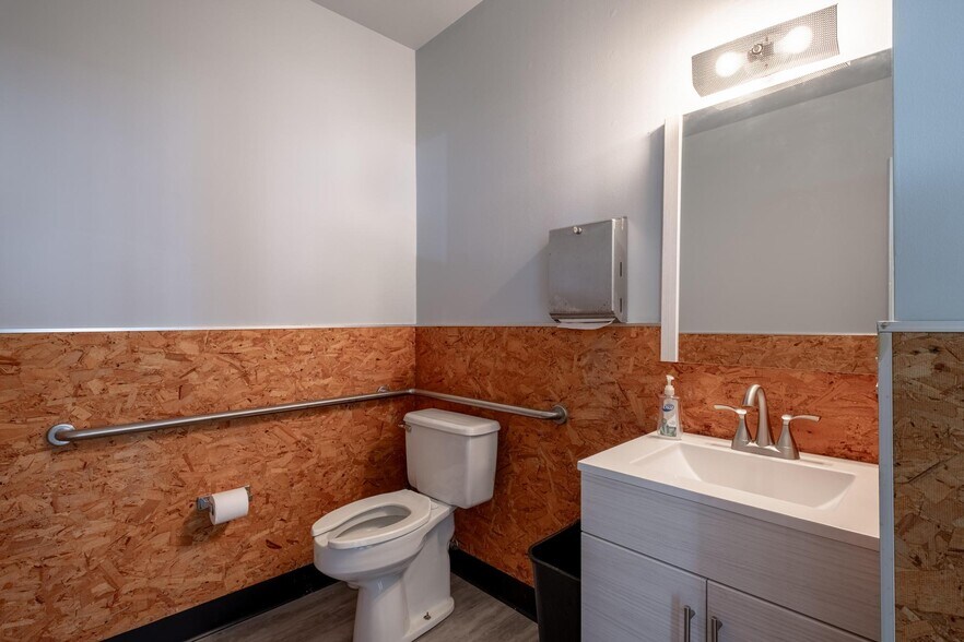 More Photos Of 22809 Lockness Ave, Torrance Warehouse For Sale