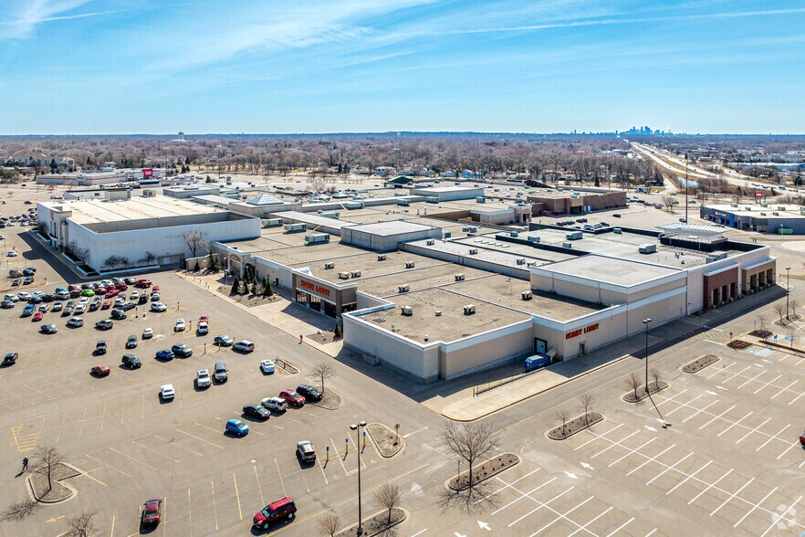 More Photos Of 398 Northtown Dr, Blaine Freestanding For Lease