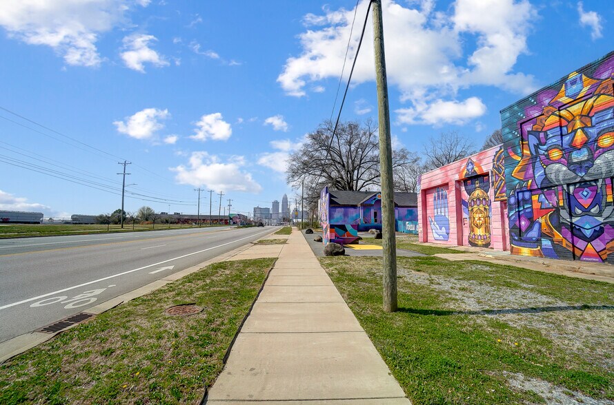 More Photos Of 1725 N Tryon St N, Charlotte Freestanding For Sale