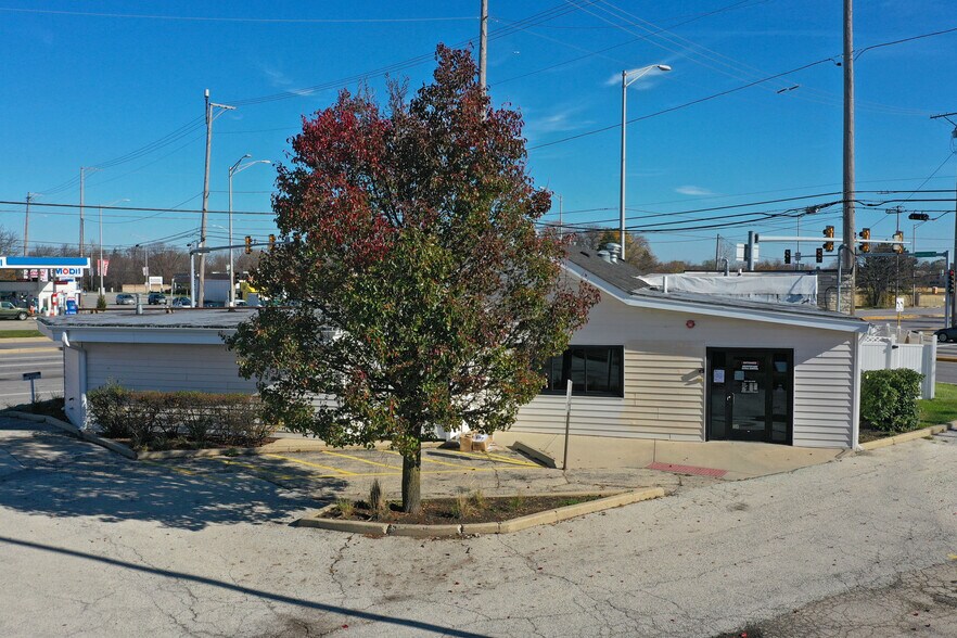 More Photos Of 1900 S Arlington Heights Rd, Arlington Heights Freestanding For Lease