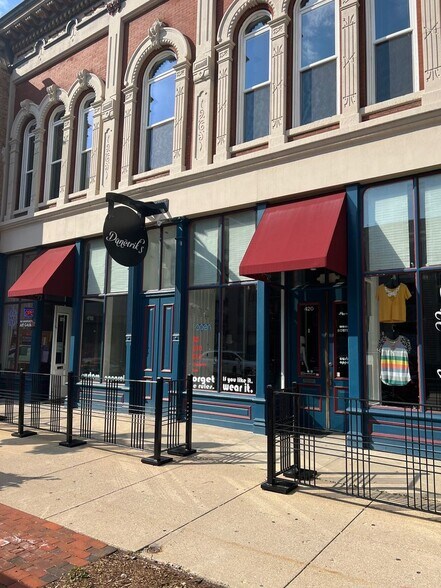More Photos Of 418-420 E State St, Rockford Storefront For Sale