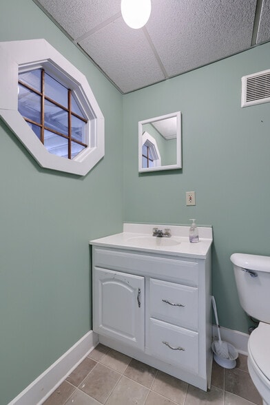 More Photos Of 218 E Madison St, Lancaster Distribution For Sale