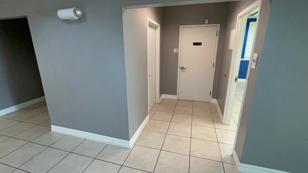 More Photos Of 4940 Bayline Dr, North Fort Myers Warehouse For Lease