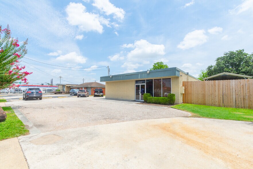 More Photos Of 1722 Monarch Oaks St, Houston Office For Lease