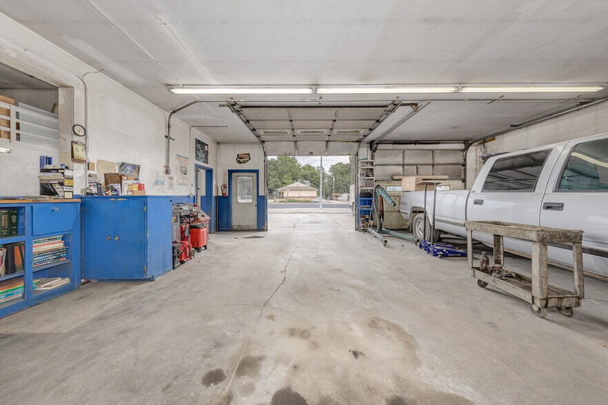 More Photos Of 355 E 7th St, Weiser Auto Dealership For Sale