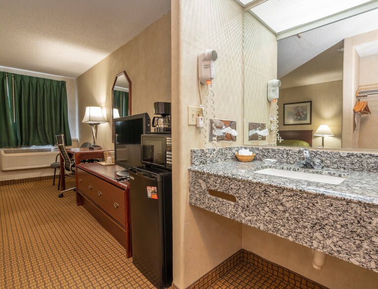 More Photos Of 1202 W Kansas Ave, Garden City Hotel For Sale