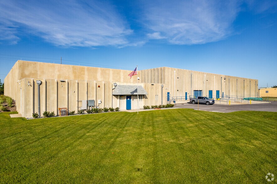 More Photos Of 1699 Hobbs Rd, Auburndale Warehouse For Lease