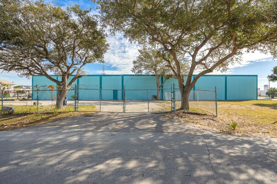 More Photos Of 2560 Fowler St, Fort Myers Warehouse For Lease