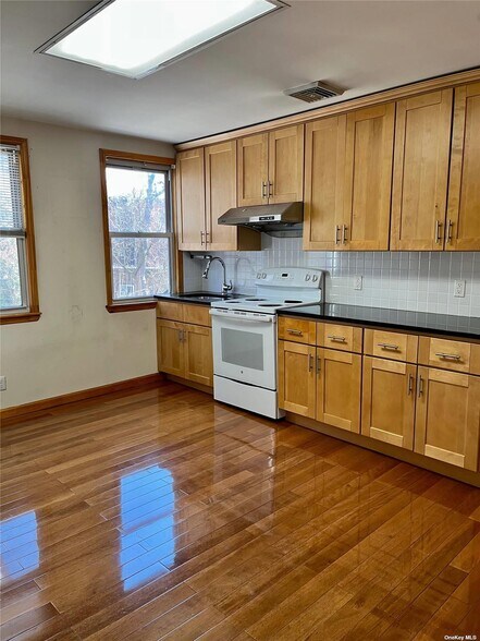 More Photos Of 11614 Myrtle Ave, Richmond Hill Medical For Sale