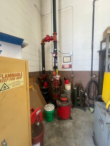 More Photos Of 2161 NE 107th Ln, Blaine Manufacturing For Lease