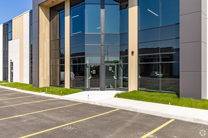 More Photos Of 1090-1110 Des Laurentides Boul, Saint-jerome Distribution For Sale