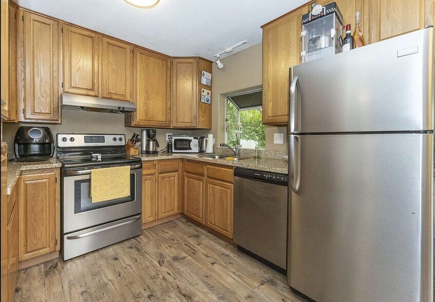 More Photos Of 7060 SW Beveland Rd, Portland Office For Sale