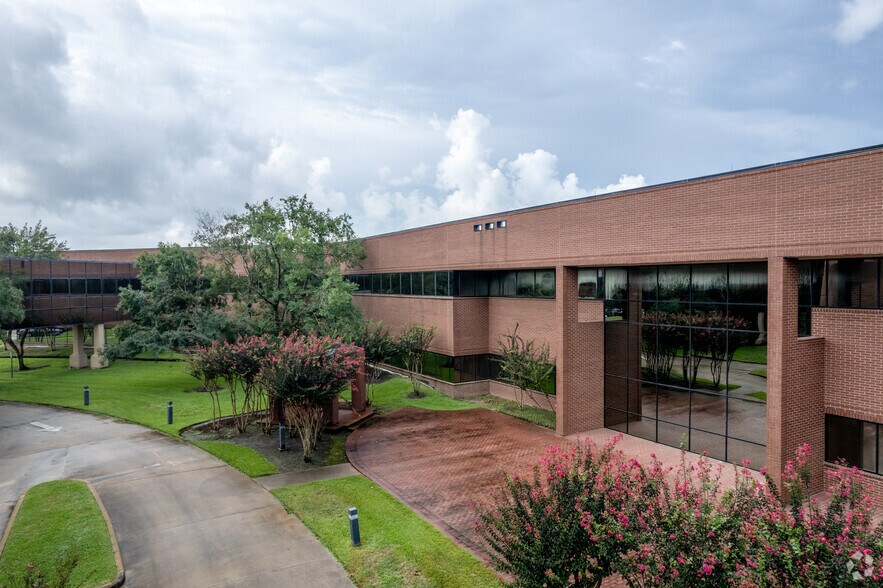 More Photos Of 4005 Technology Dr, Angleton Office For Lease