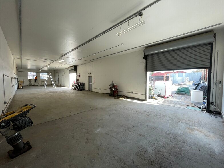 More Photos Of 5115 E 8th St, Oakland Warehouse For Lease