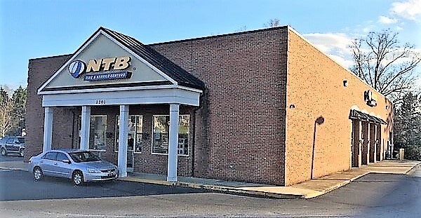 Primary Photo Of 2201 W Arrowood Rd, Charlotte Auto Repair For Sale