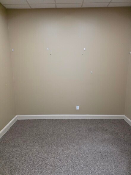 More Photos Of 2505-2511 Seven Springs Blvd, New Port Richey Office For Sale