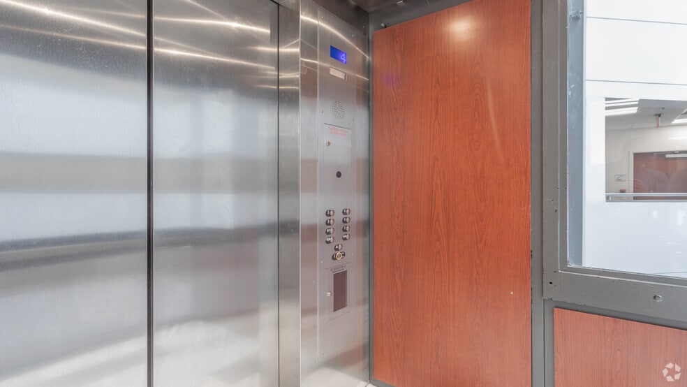 More Photos Of 860 Greenbrier Cir, Chesapeake Unknown For Lease