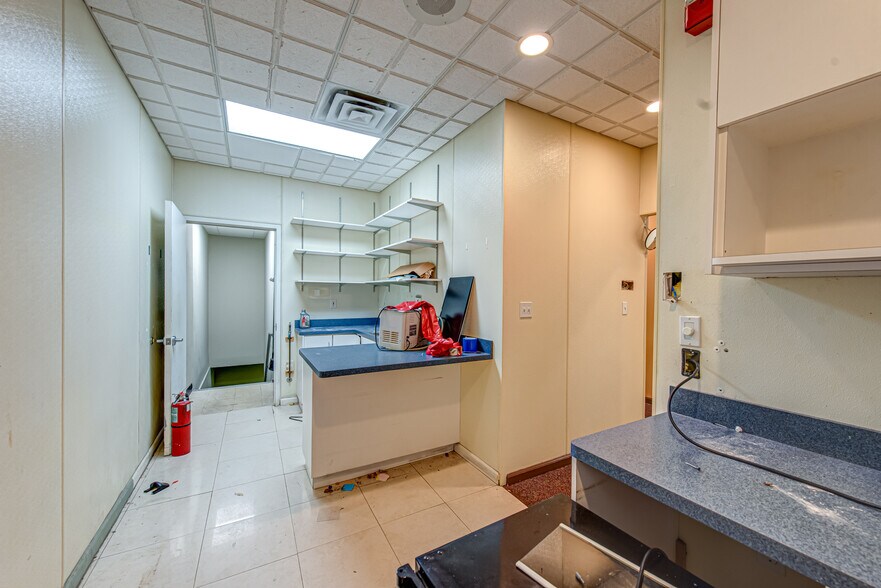 More Photos Of 63 Eastport Manor Rd, Eastport Office For Sale