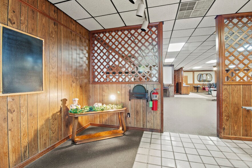 More Photos Of 911 N Broadway Ave, Ada Restaurant For Sale