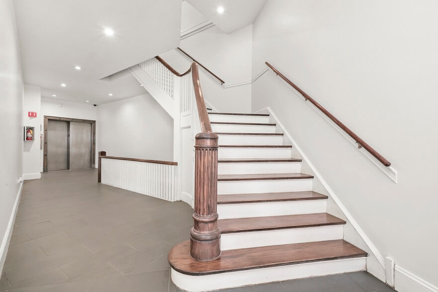 More Photos Of 1000 N Milwaukee Ave, Chicago Loft Creative Space For Lease