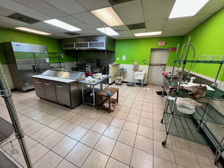 More Photos Of 8514 C E King Pky, Houston Unknown For Lease