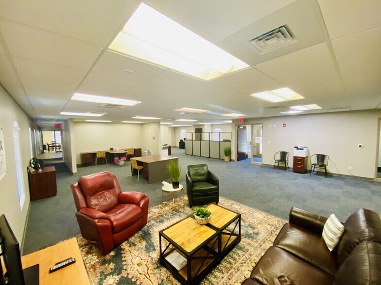 More Photos Of 1619 E Common St, New Braunfels Office For Sale