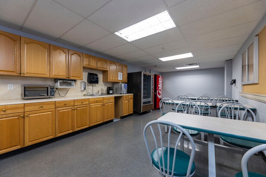 More Photos Of 1320 Eddie Dowling Hwy, Lincoln Showroom For Sale