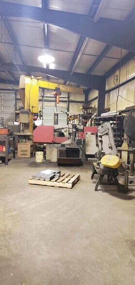 More Photos Of 3822 Victory Ave, Louisville Warehouse For Lease