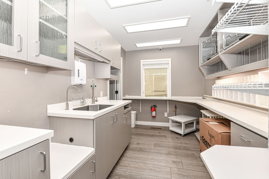 More Photos Of 114 Grove St, Eagle Medical For Lease