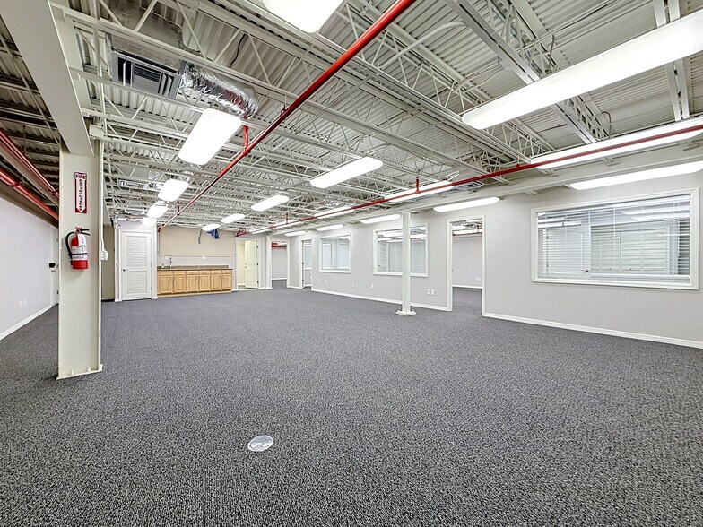 More Photos Of 4677 118th Ave N, Clearwater Manufacturing For Sale