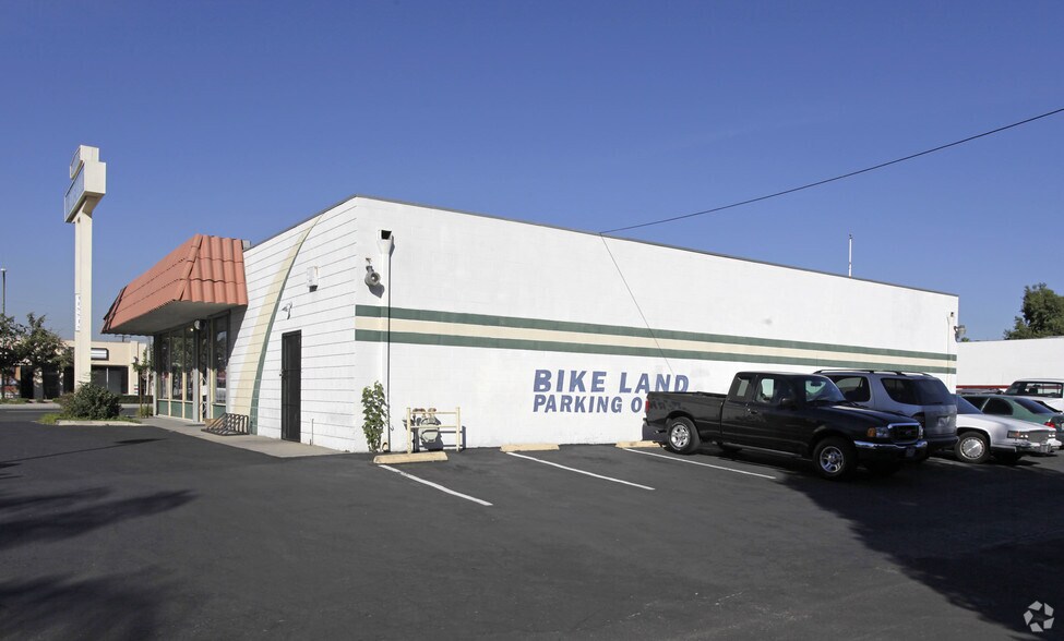 More Photos Of 5530 Lincoln Ave, Cypress Freestanding For Lease